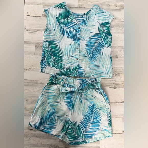 Tahari Other - Tahari Linen tropical Palm tree pattern set top/ shorts size m/l 💯 linen